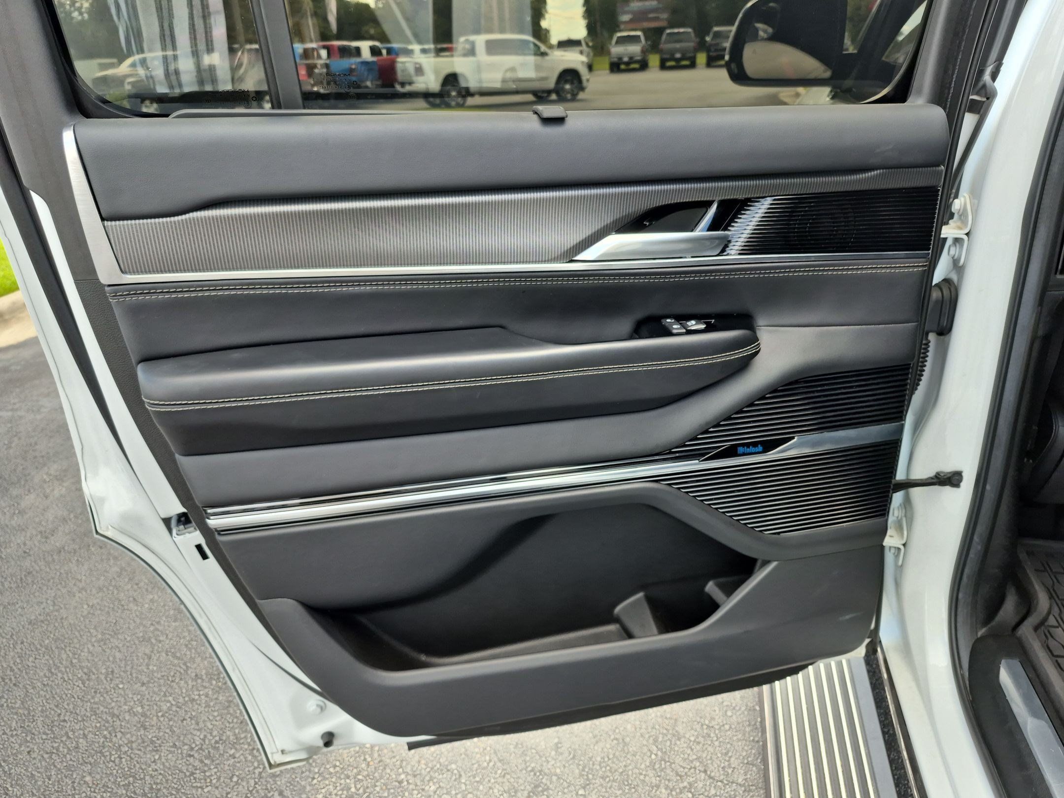 Used 2022 Jeep Grand Wagoneer Series II AWD/4WD image 23