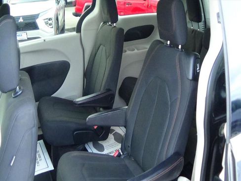 Used 2020 Chrysler Pacifica Touring w/ Tire & Wheel Group image 13