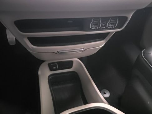 Used 2024 Chrysler Pacifica Touring-L image 19