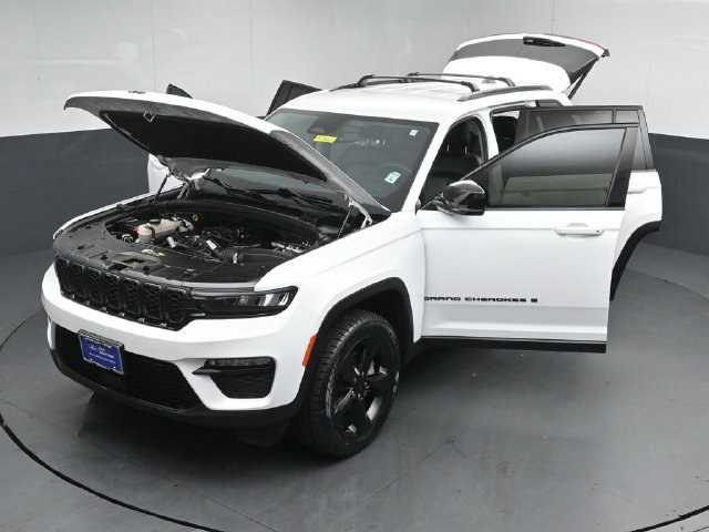 Used 2023 Jeep Grand Cherokee Limited w/ Black Appearance Package AWD/4WD image 54