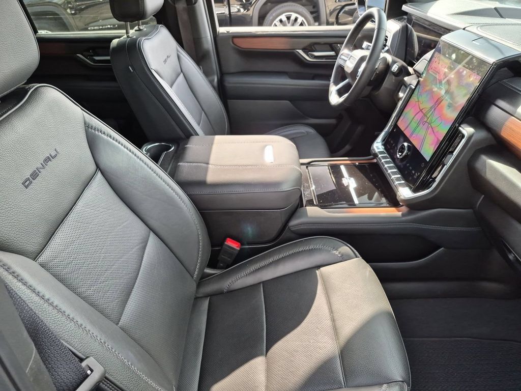 Used 2025 GMC Yukon Denali AWD/4WD image 21
