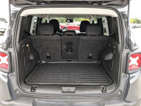 Used 2022 Jeep Renegade Latitude w/ Convenience Group AWD/4WD image 18