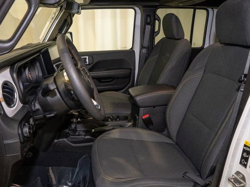 Used 2025 Jeep Wrangler Sahara image 10