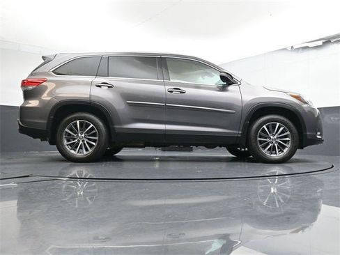 Used 2019 Toyota Highlander XLE image 37