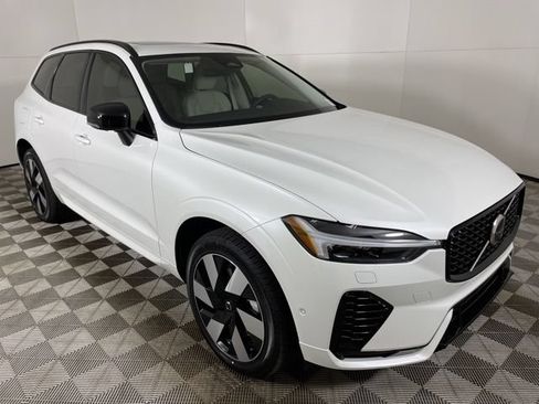 Certified 2025 Volvo XC60 T8 Plus w/ Protection Package Premier AWD/4WD image 15
