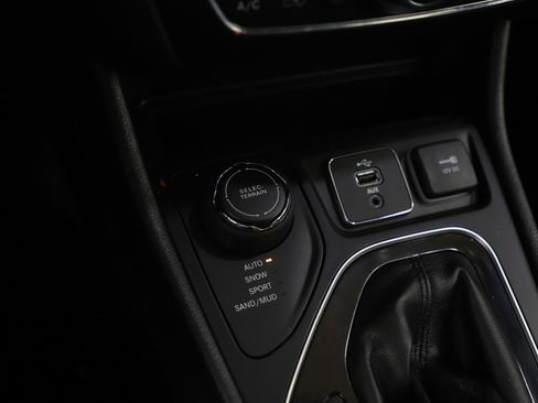 Used 2019 Jeep Cherokee Limited image 24