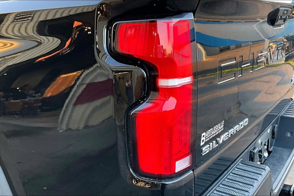 Used 2025 Chevrolet Silverado 2500 ZR2 w/ Technology Package AWD/4WD image 29