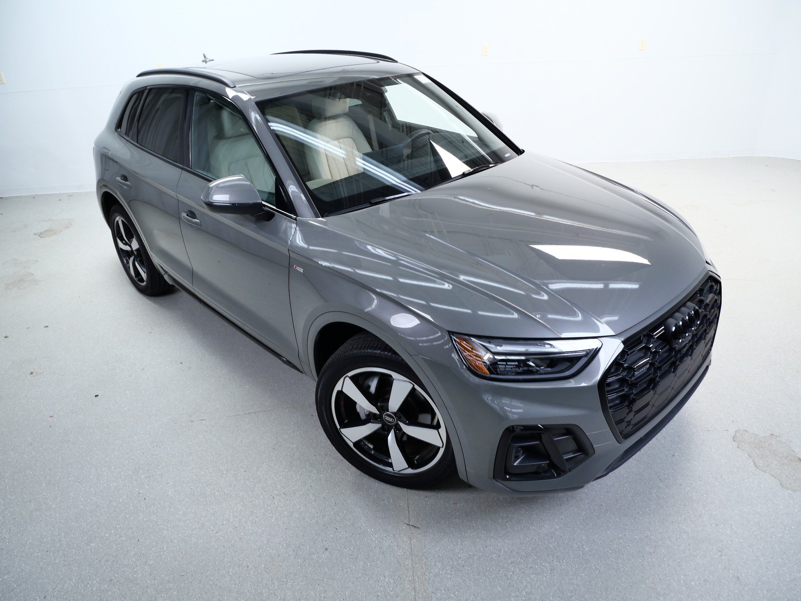 Used 2023 Audi Q5 2.0T Premium Plus w/ Premium Plus Package AWD/4WD image 4
