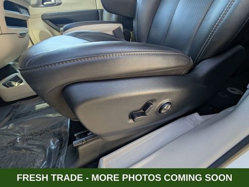 Used 2024 Chrysler Pacifica Touring-L image 14