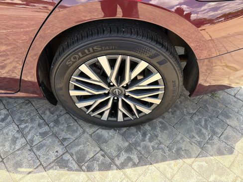 Used 2025 Nissan Altima 2.5 SV FWD image 11