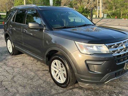 Used 2018 Ford Explorer XLT AWD/4WD image 2