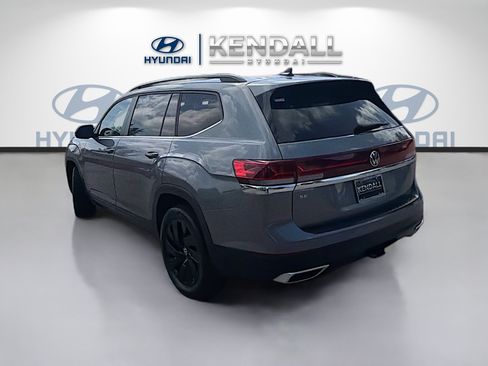 Used 2024 Volkswagen Atlas SE w/ Panoramic Sunroof Package FWD image 4