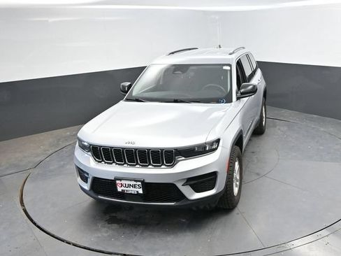 Used 2024 Jeep Grand Cherokee Laredo AWD/4WD image 41