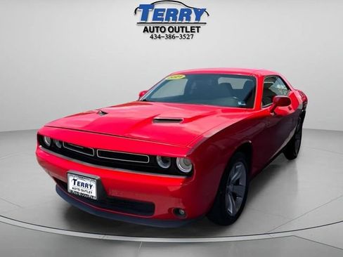 Used 2021 Dodge Challenger SXT w/ Driver Convenience Group RWD image 4