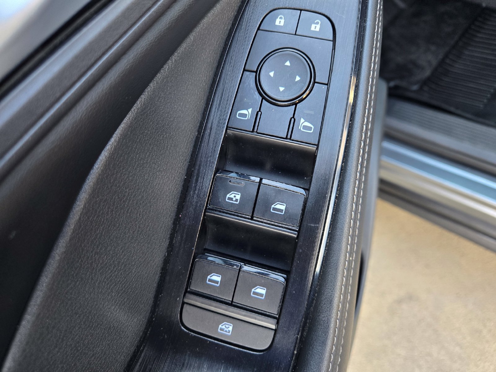 Used 2022 Nissan Rogue SV w/ SV Premium Package FWD image 30