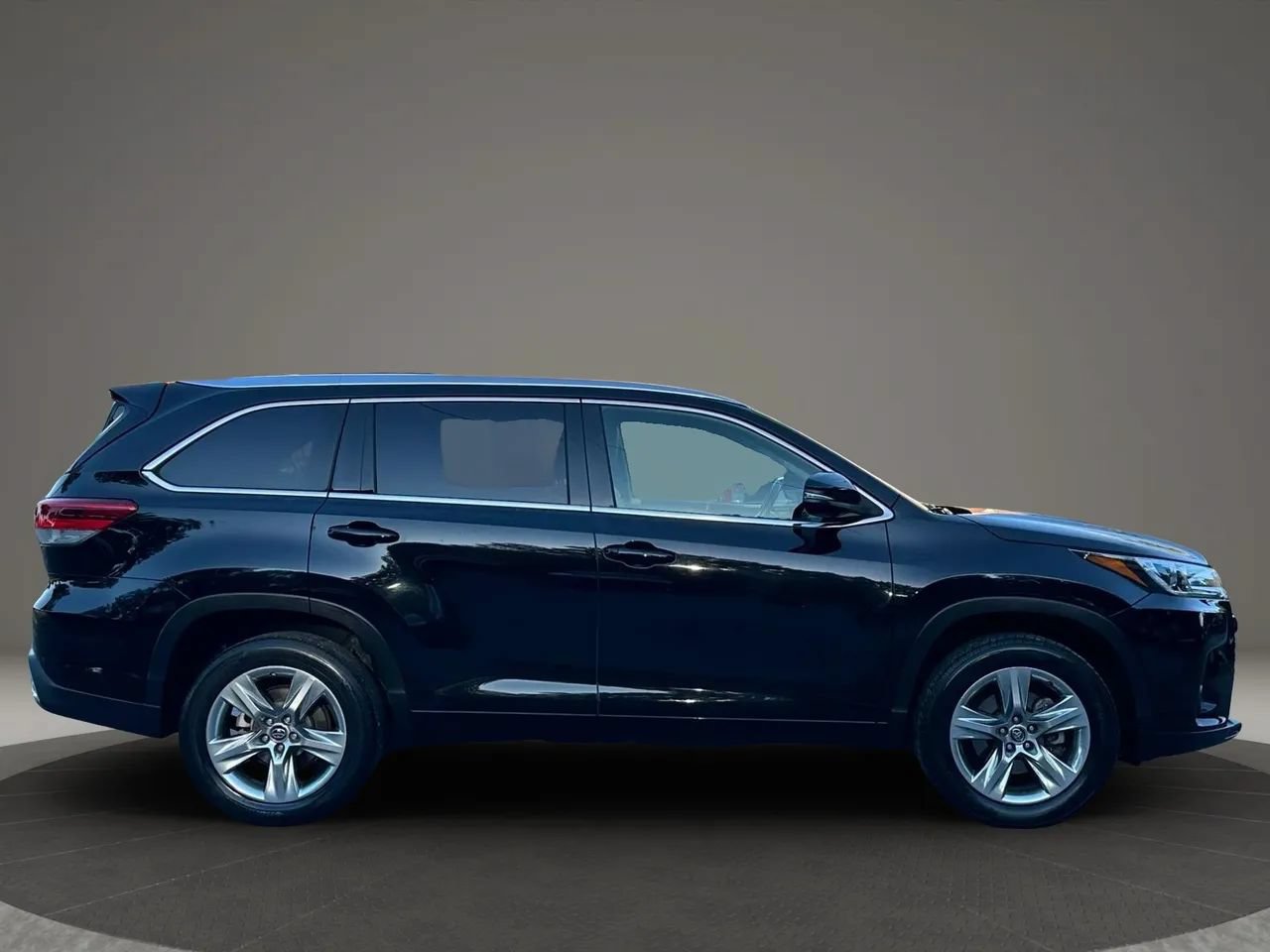 Used 2019 Toyota Highlander Limited FWD image 2