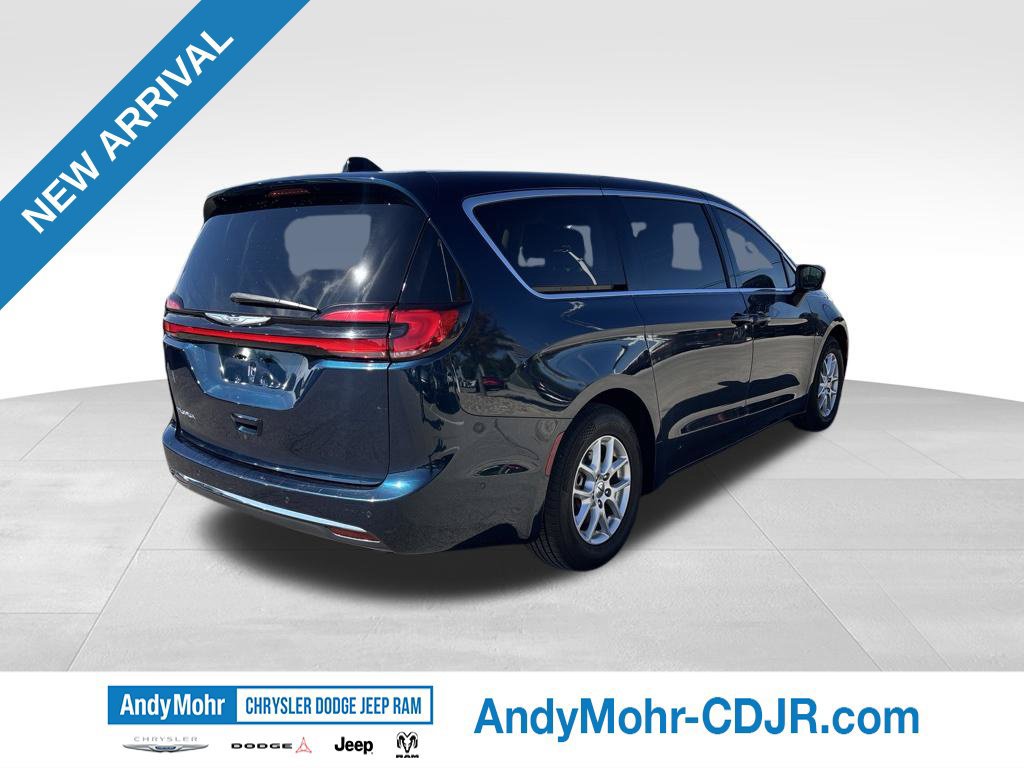 Used 2023 Chrysler Pacifica Touring-L FWD image 7