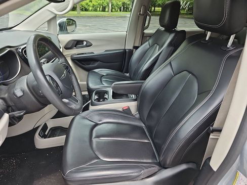 Used 2023 Chrysler Pacifica Touring-L FWD image 19