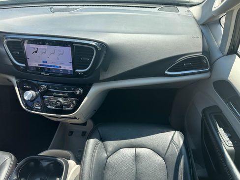 Used 2022 Chrysler Pacifica Touring-L image 27