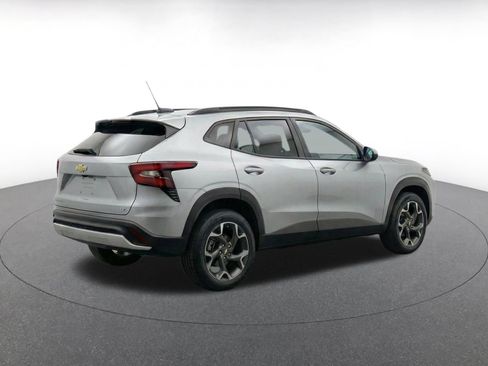 Used 2025 Chevrolet Trax LT FWD image 9