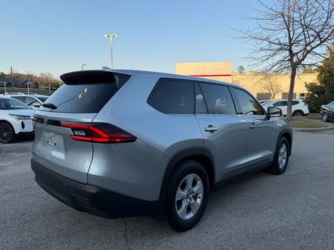 Used 2025 Toyota Grand Highlander image 3