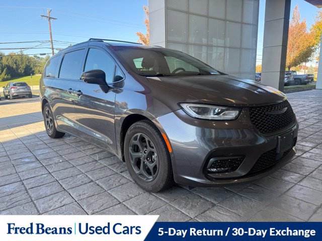 Used 2022 Chrysler Pacifica Touring-L w/ Uconnect Theater Family Group FWD image 1