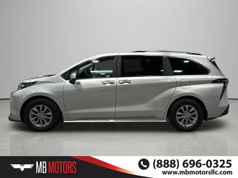 Used 2025 Toyota Sienna XLE FWD image 2
