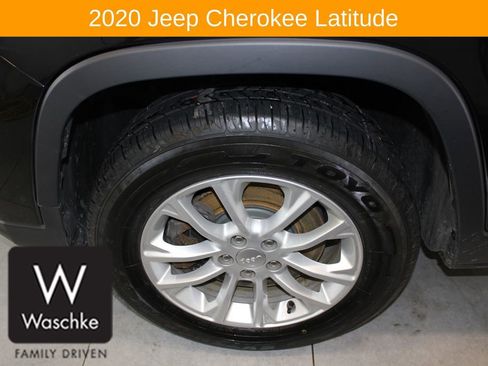 Used 2020 Jeep Cherokee Latitude w/ Cold Weather Group image 11