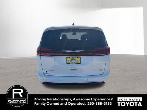 Used 2024 Chrysler Pacifica Limited image 4