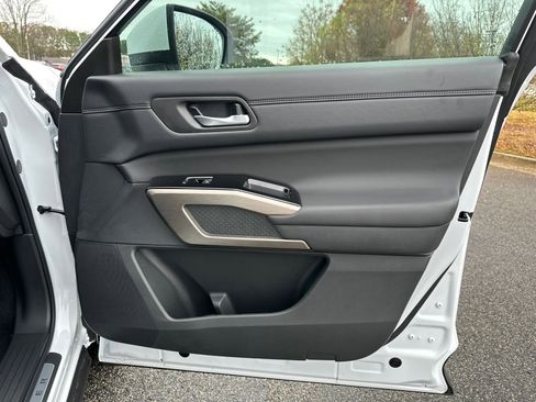 New 2025 Nissan Pathfinder Platinum image 14