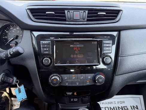Used 2018 Nissan Rogue S AWD/4WD image 18