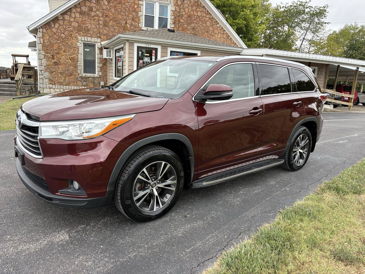 Used 2016 Toyota Highlander XLE AWD/4WD image 1