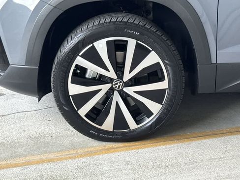 Certified 2023 Volkswagen Taos SE FWD image 11