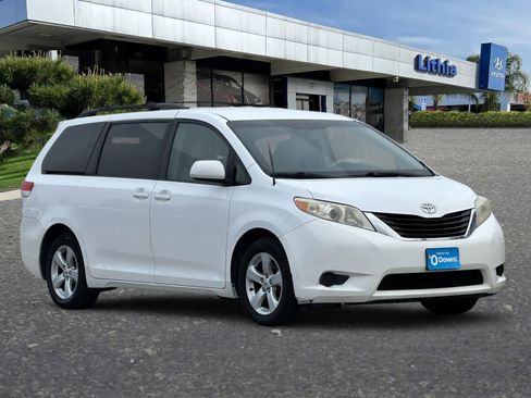 Used 2012 Toyota Sienna LE image 9