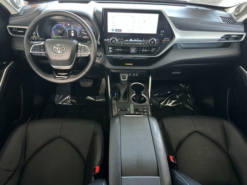 Used 2023 Toyota Highlander Platinum FWD image 12
