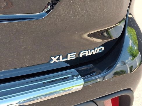 Used 2022 Toyota Highlander XLE AWD/4WD image 19