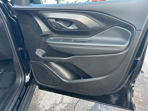 Used 2024 GMC Terrain SLT image 40