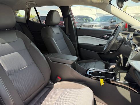 Used 2025 Chevrolet Trax LT FWD image 31