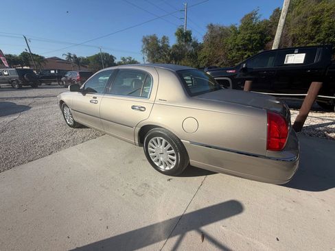 Used 2003 Lincoln Town Car Signature RWD image 5