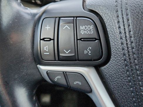 Used 2017 Toyota Highlander SE image 18