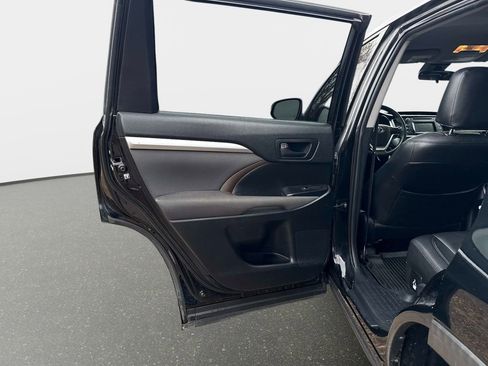 Used 2019 Toyota Highlander LE image 11