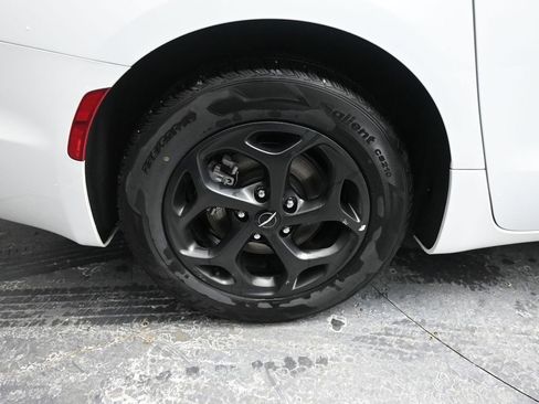 Used 2024 Chrysler Pacifica Select image 17