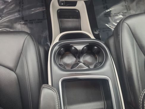 Used 2023 Chrysler Pacifica Touring-L w/ Uconnect Theater Family Group FWD image 21