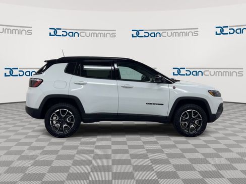 Used 2025 Jeep Compass Trailhawk w/ Trailer Tow Group AWD/4WD image 9