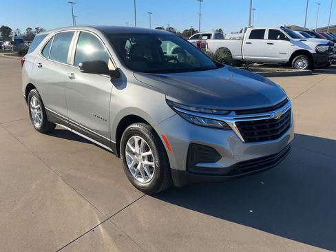 Used 2023 Chevrolet Equinox LS image 3