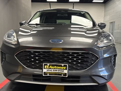 Used 2020 Ford Escape SE image 3