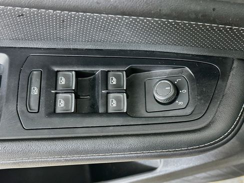 Used 2025 Volkswagen Atlas Cross Sport SE FWD image 15