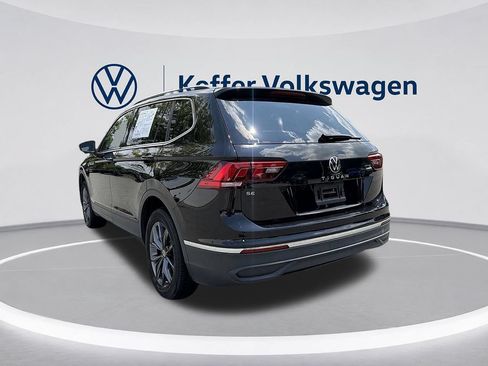 Used 2023 Volkswagen Tiguan SE w/ Panoramic Sunroof Package FWD image 3