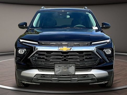 Used 2025 Chevrolet TrailBlazer LT AWD/4WD image 2