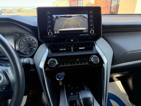 Used 2022 Toyota Venza LE image 13